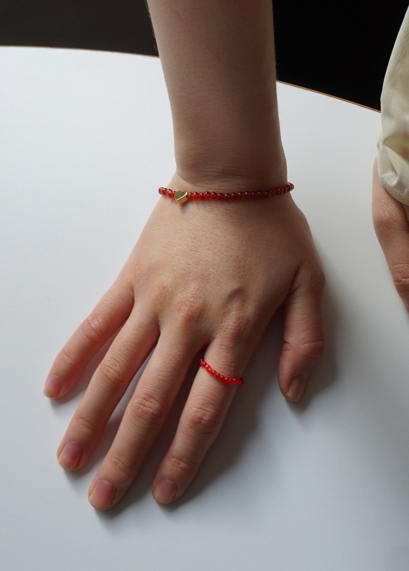 [B376] intense red beads bracelet / 포인트 하트 비즈 팔찌 시선
